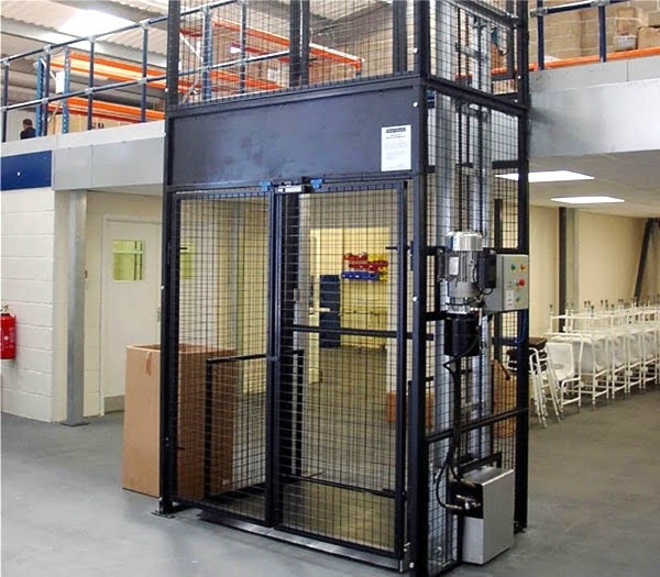 Mỗi lần bê vác là một lần rủi ro, đừng để tai nạn lao động xảy ra chỉ vì thiếu thang tải hàng