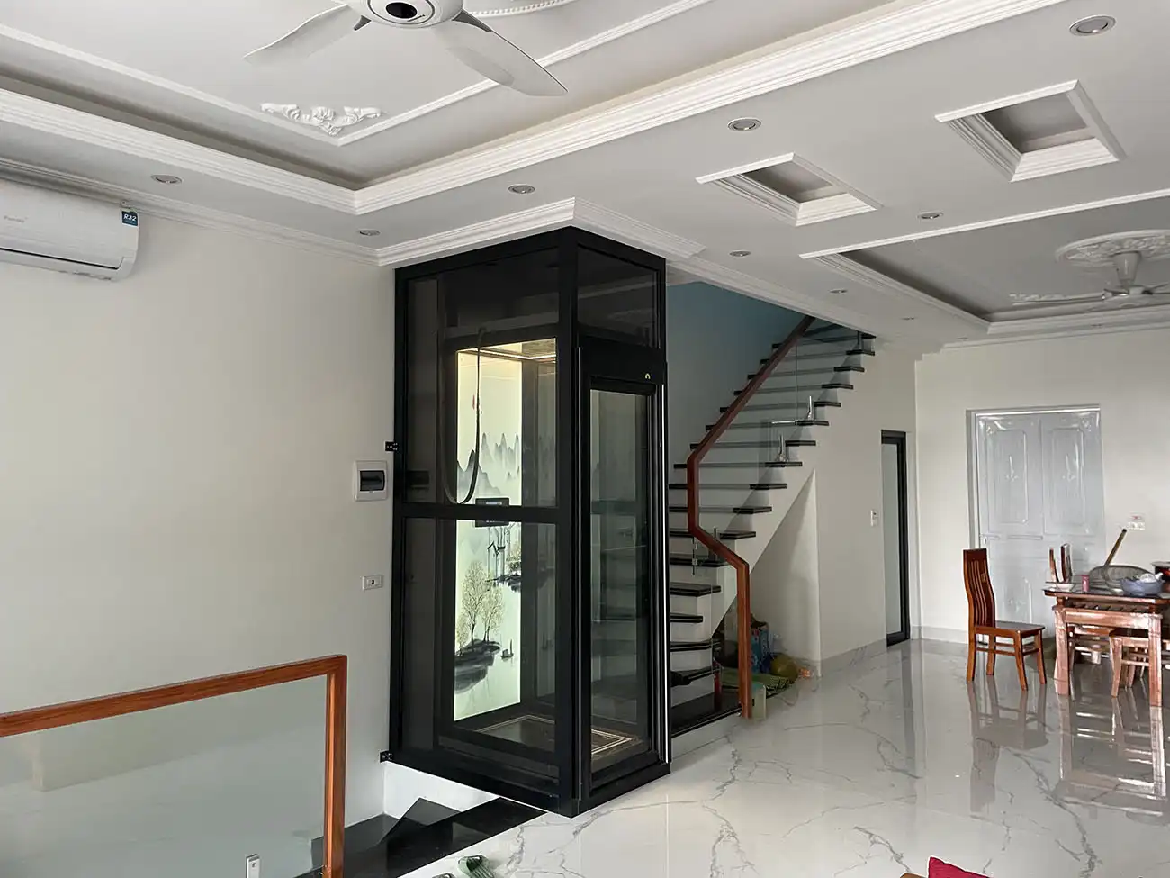 Nhà có trẻ nhỏ và thú cưng nên chọn thang máy gia đình thế nào để tránh kẹt cửa?