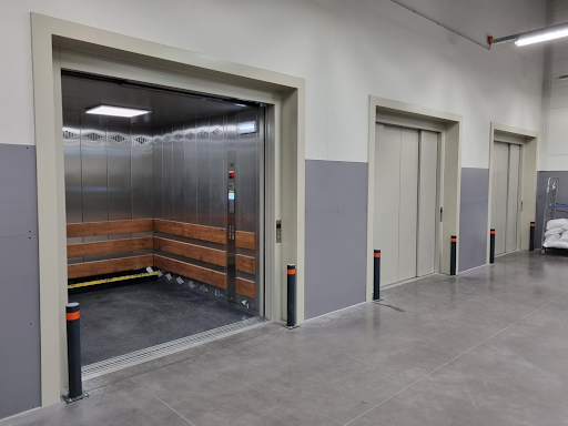 Thang máy tải hàng cho kho xưởng: Những tiêu chí bắt buộc để không gây nguy hiểm lao động