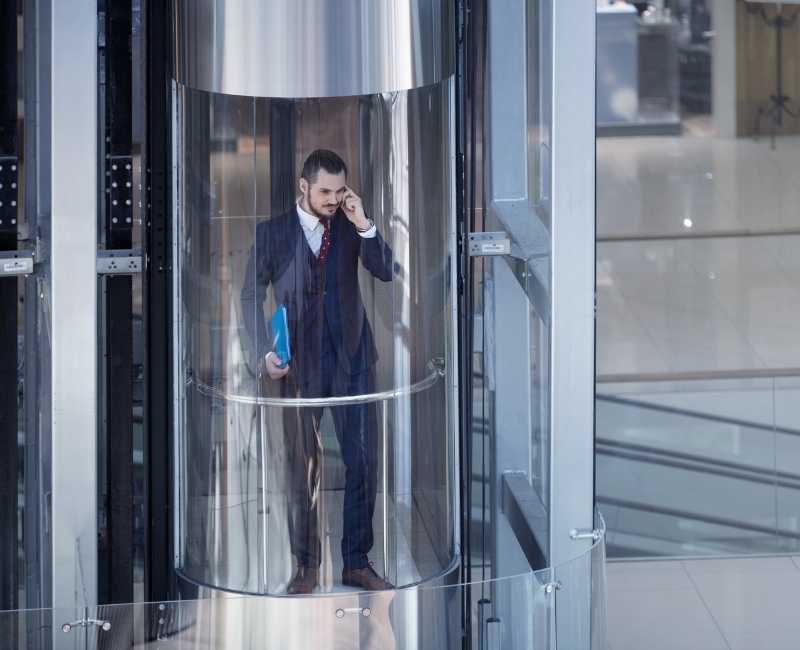 Thang máy văn phòng kính hay inox: Đâu là lựa chọn tối ưu?